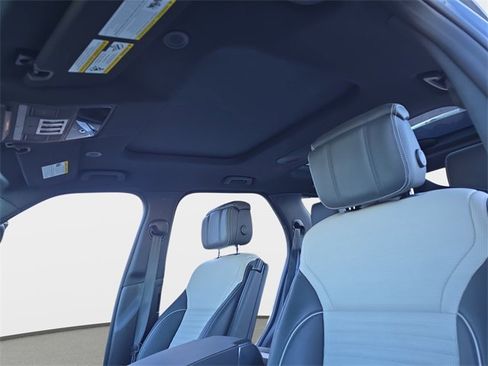 Used 2024 Land Rover Discovery Dynamic SE image 30