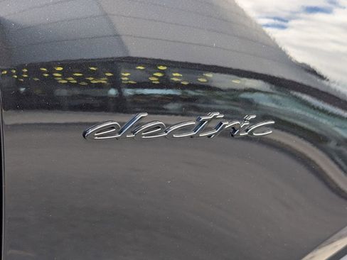 Certified 2025 Porsche Macan Electric RWD image 33