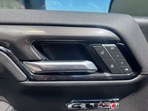 Used 2025 GMC Sierra 1500 AT4 w/ Technology Package AWD/4WD image 18