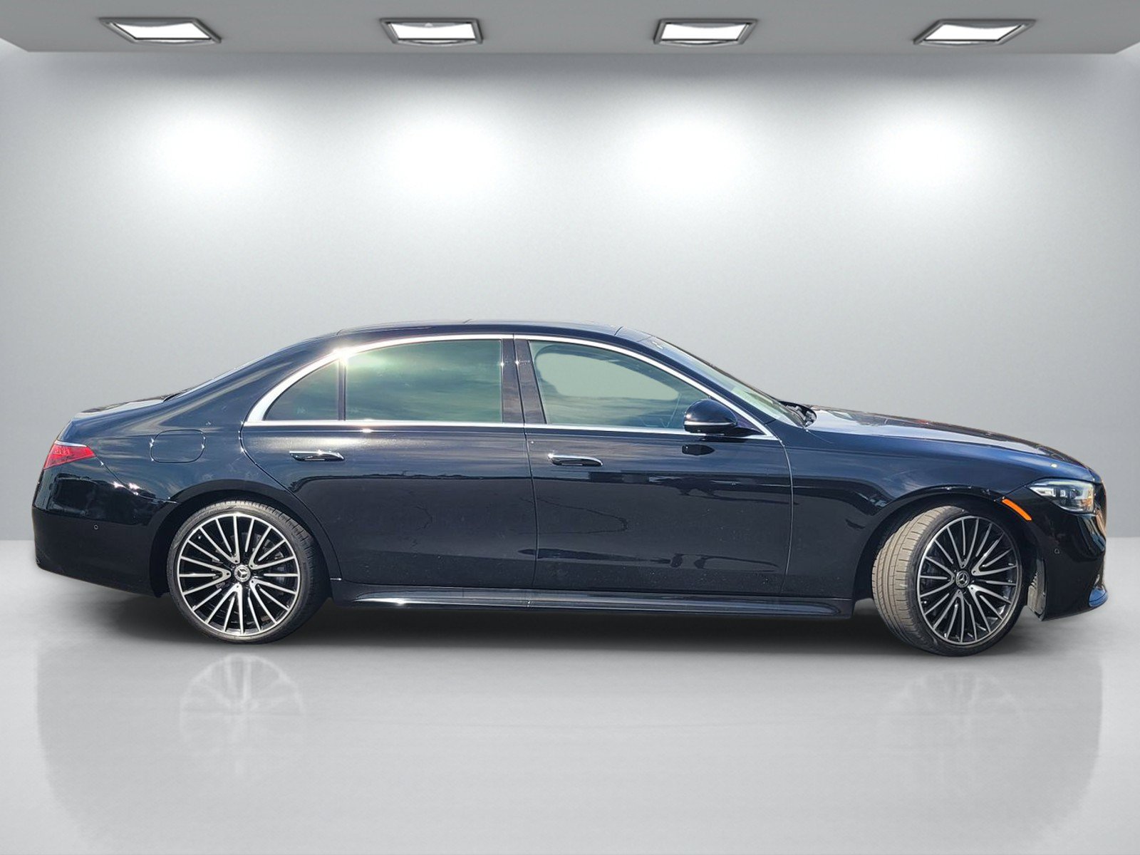 Used 2022 Mercedes-Benz S 580 4MATIC Sedan image 3