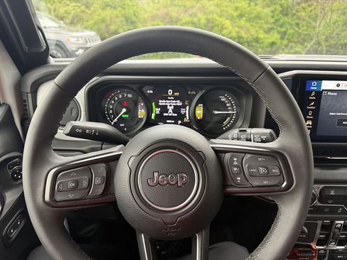 Used 2025 Jeep Wrangler Willys AWD/4WD image 18