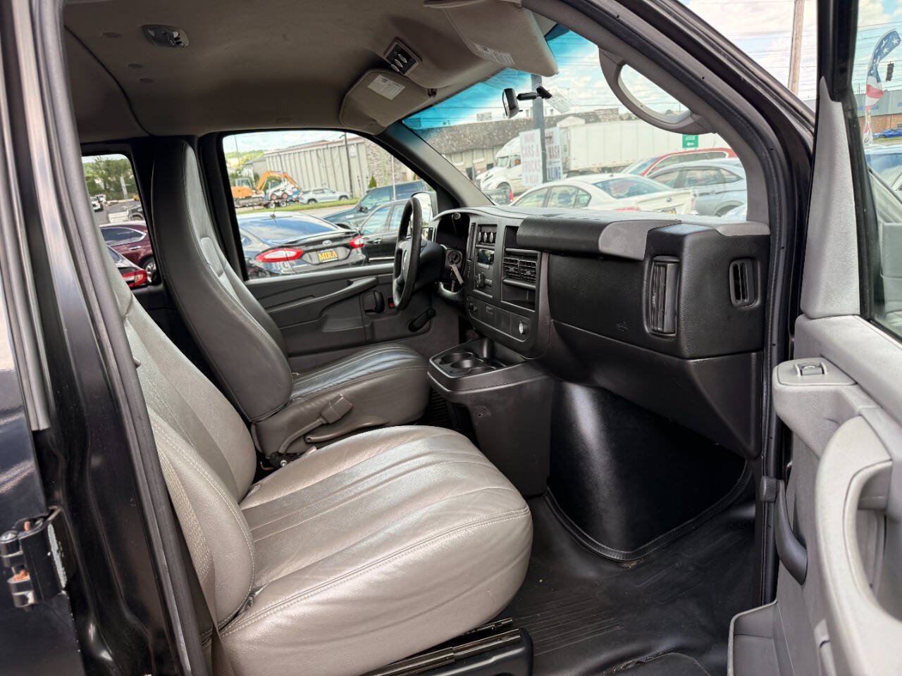 Used 2010 GMC Savana 1500 LS RWD image 46