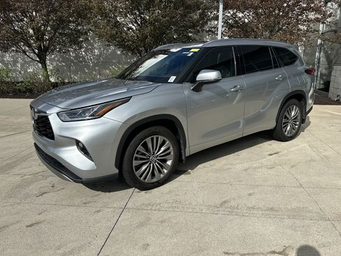Used 2021 Toyota Highlander Platinum AWD/4WD image 3