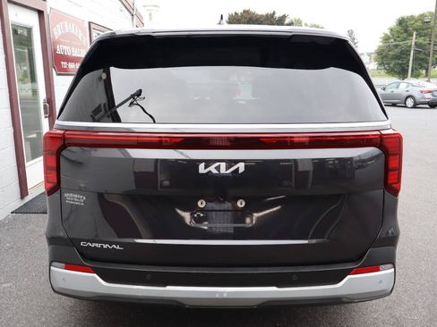 Used 2025 Kia Carnival FWD image 3