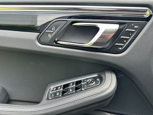 Certified 2025 Porsche Macan AWD/4WD image 12