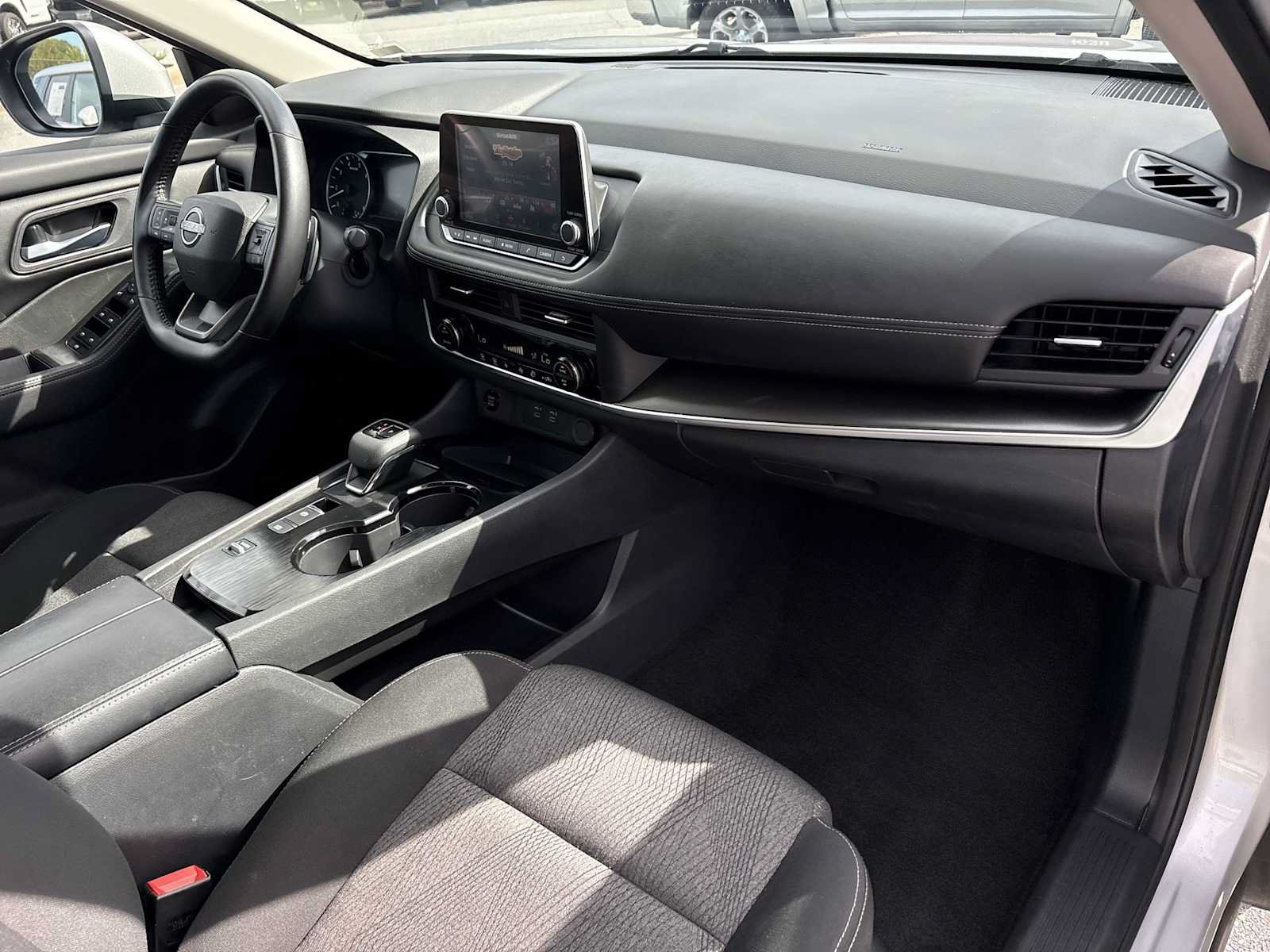Used 2025 Nissan Rogue SV FWD image 27