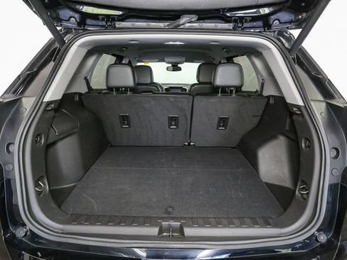 Used 2024 GMC Terrain SLT AWD/4WD image 12