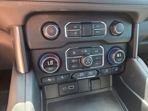 Used 2021 Chevrolet Suburban LT w/ Luxury Package RWD image 27
