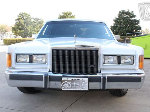 Used 1989 Lincoln Town Car image 22