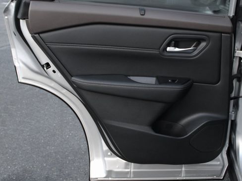 Used 2023 Nissan Rogue SV w/ SV Premium B Package image 17