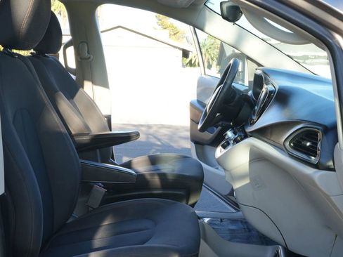 Used 2017 Chrysler Pacifica LX image 11