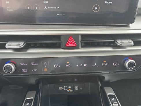 Used 2024 Kia Sorento S image 4