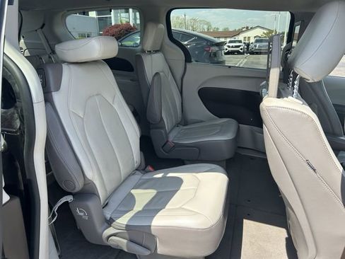 Used 2017 Chrysler Pacifica Touring-L Plus FWD image 29