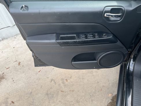Used 2013 Jeep Compass Latitude FWD image 11