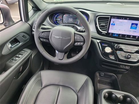 New 2023 Chrysler Pacifica Touring-L w/ S Appearance Package image 11