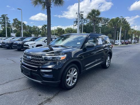 Used 2021 Ford Explorer XLT w/ Equipment Group 202A AWD/4WD image 5