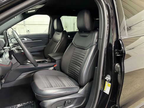 Certified 2025 Ford Explorer ST-Line image 8