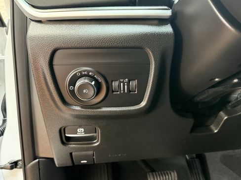 Used 2025 Jeep Grand Cherokee Limited image 24