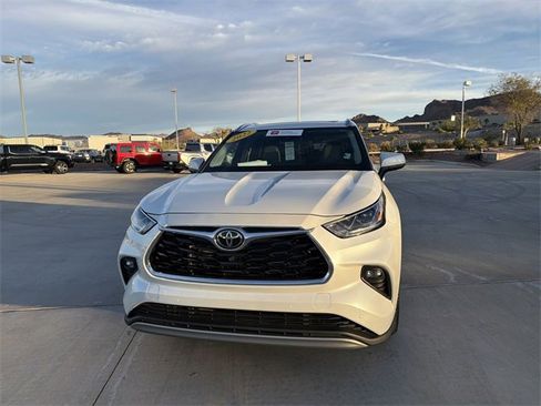 Certified 2022 Toyota Highlander Platinum image 2