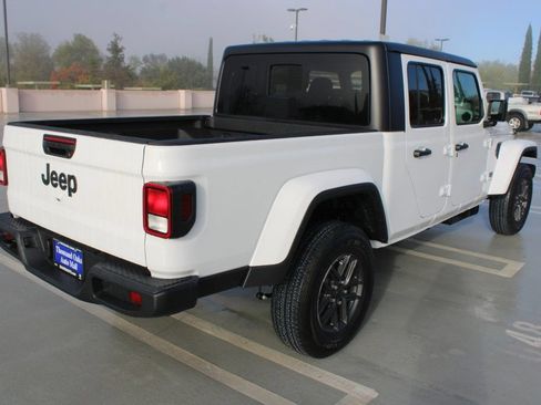 New 2026 Jeep Gladiator Sport AWD/4WD image 4