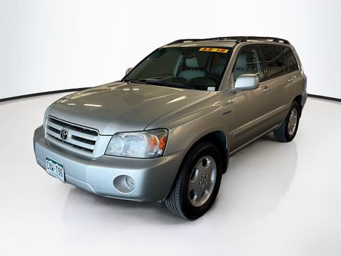 Used 2005 Toyota Highlander 4WD V6 w/ 3rd Row image 3