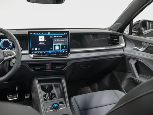 Used 2025 Volkswagen Tiguan SE R-Line image 30