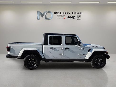 Used 2025 Jeep Gladiator Sport AWD/4WD image 6