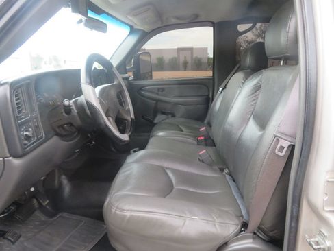 Used 2006 Chevrolet Silverado 2500 W/T w/ Heavy-Duty Power Package RWD image 18