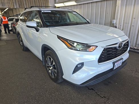 Used 2022 Toyota Highlander XLE FWD image 3