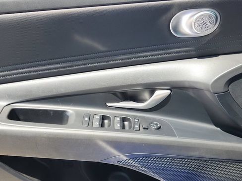 Used 2025 Hyundai Elantra Limited FWD image 24