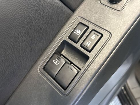 Used 2025 Nissan Frontier SV image 11