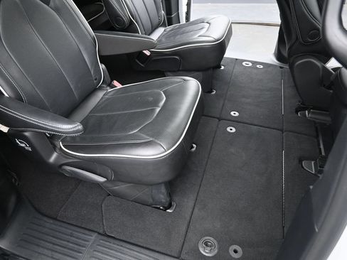 Used 2025 Chrysler Pacifica Limited FWD image 21