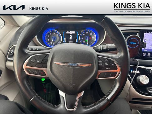 Used 2017 Chrysler Pacifica Touring-L FWD image 3