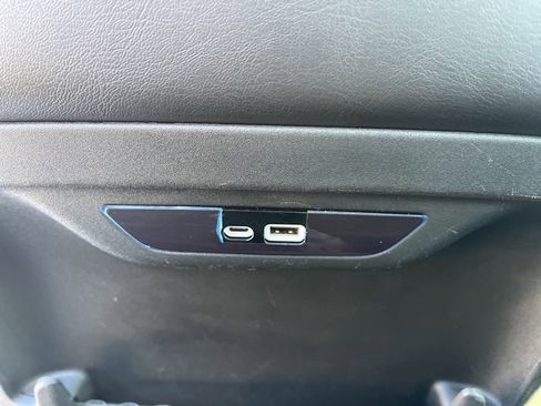 Used 2025 Chrysler Pacifica Limited image 17