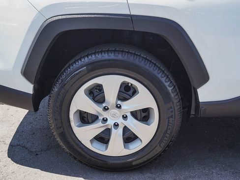 Used 2021 Toyota RAV4 LE FWD image 9