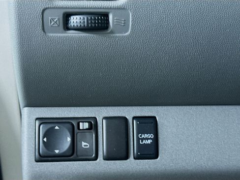 Used 2010 Nissan Frontier SE image 17