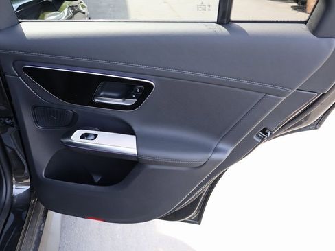 Used 2025 Mercedes-Benz GLC 300 4MATIC image 17