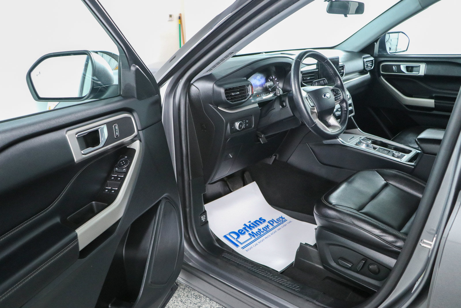 Used 2021 Ford Explorer XLT w/ Equipment Group 202A AWD/4WD image 3