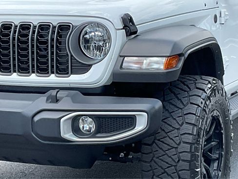 Used 2025 Jeep Gladiator Sport AWD/4WD image 11
