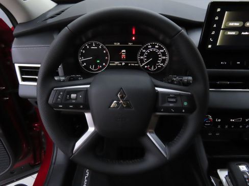 New 2025 Mitsubishi Outlander SE image 14
