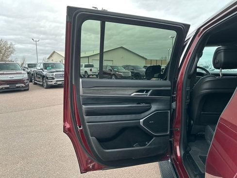 Used 2024 Jeep Wagoneer Series III AWD/4WD image 20