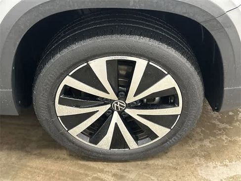 Certified 2023 Volkswagen Taos SE image 5