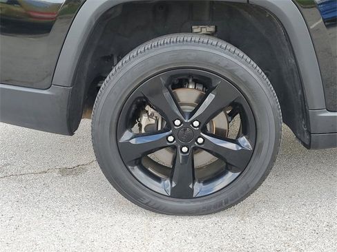 Certified 2023 Jeep Grand Cherokee L Laredo image 5