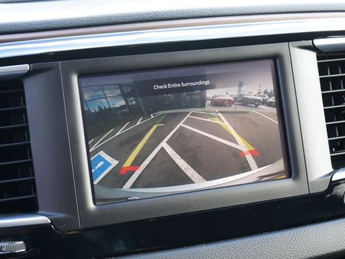 Used 2023 Chrysler Voyager LX image 22