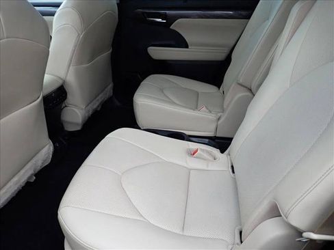Used 2023 Toyota Highlander Limited AWD/4WD image 10