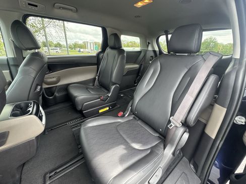 Used 2025 Kia Carnival image 23