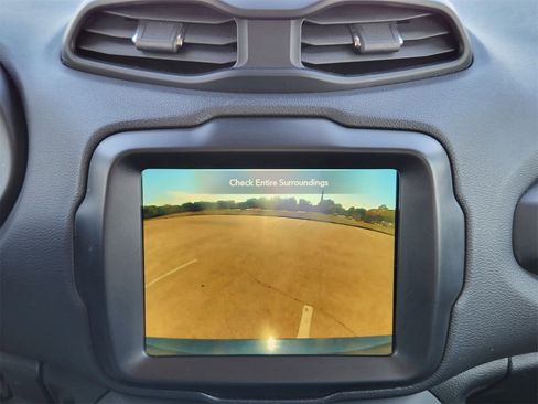 Certified 2023 Jeep Renegade Latitude image 18