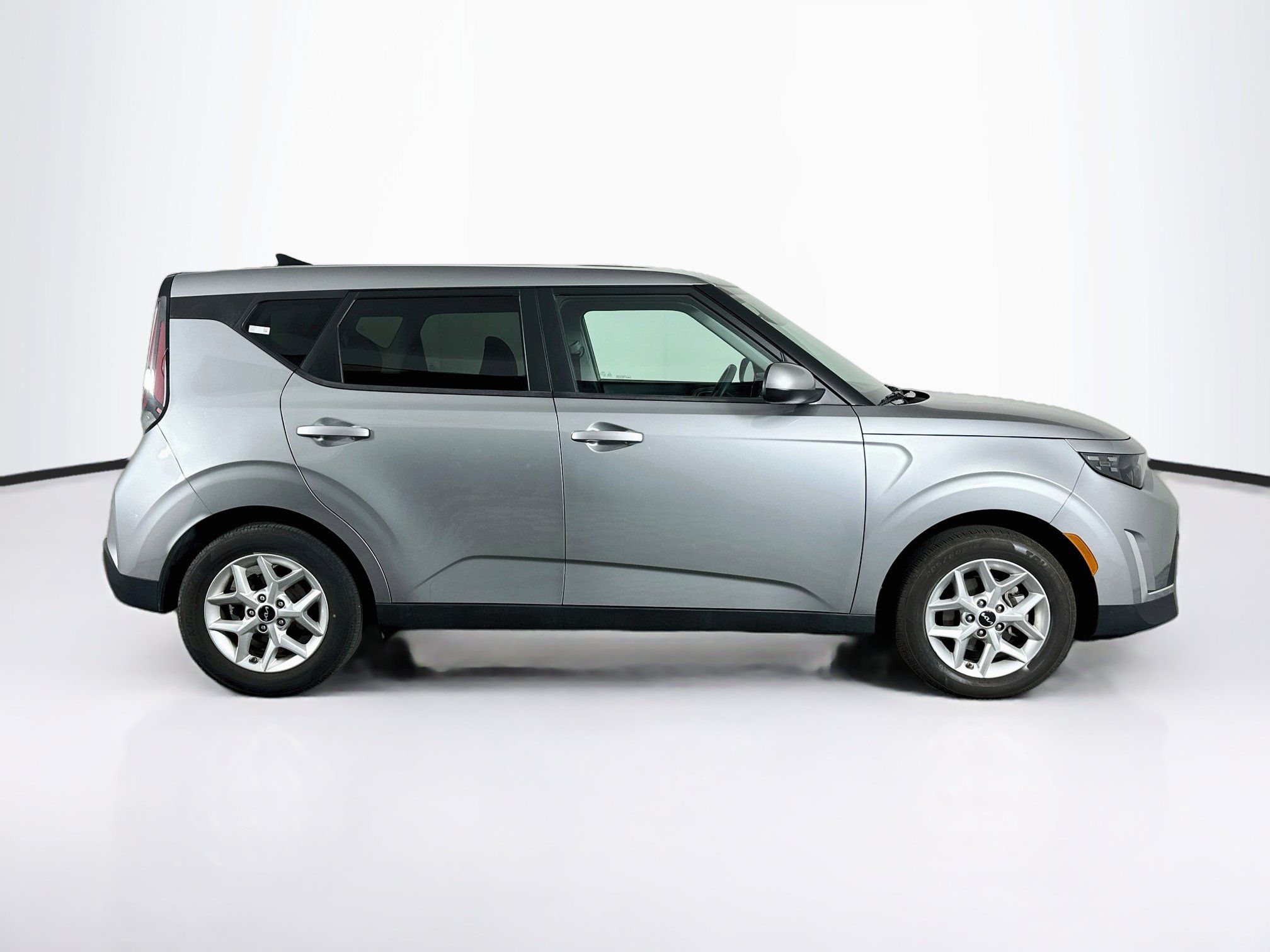 Used 2025 Kia Soul LX w/ LX Technology Package FWD image 10