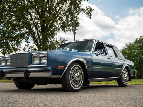 Used 1988 Chrysler Fifth Avenue RWD image 7