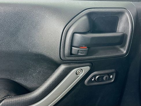 Used 2017 Jeep Wrangler Unlimited Rubicon image 16